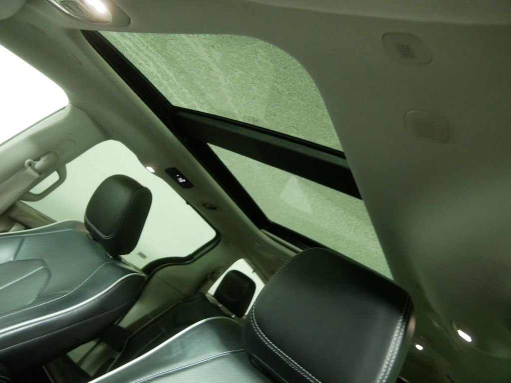Used 2024 Chrysler Pacifica Limited image 11