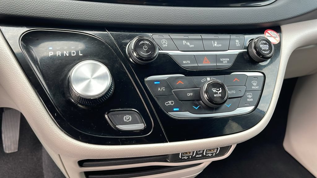 Used 2024 Chrysler Pacifica Touring-L FWD image 27