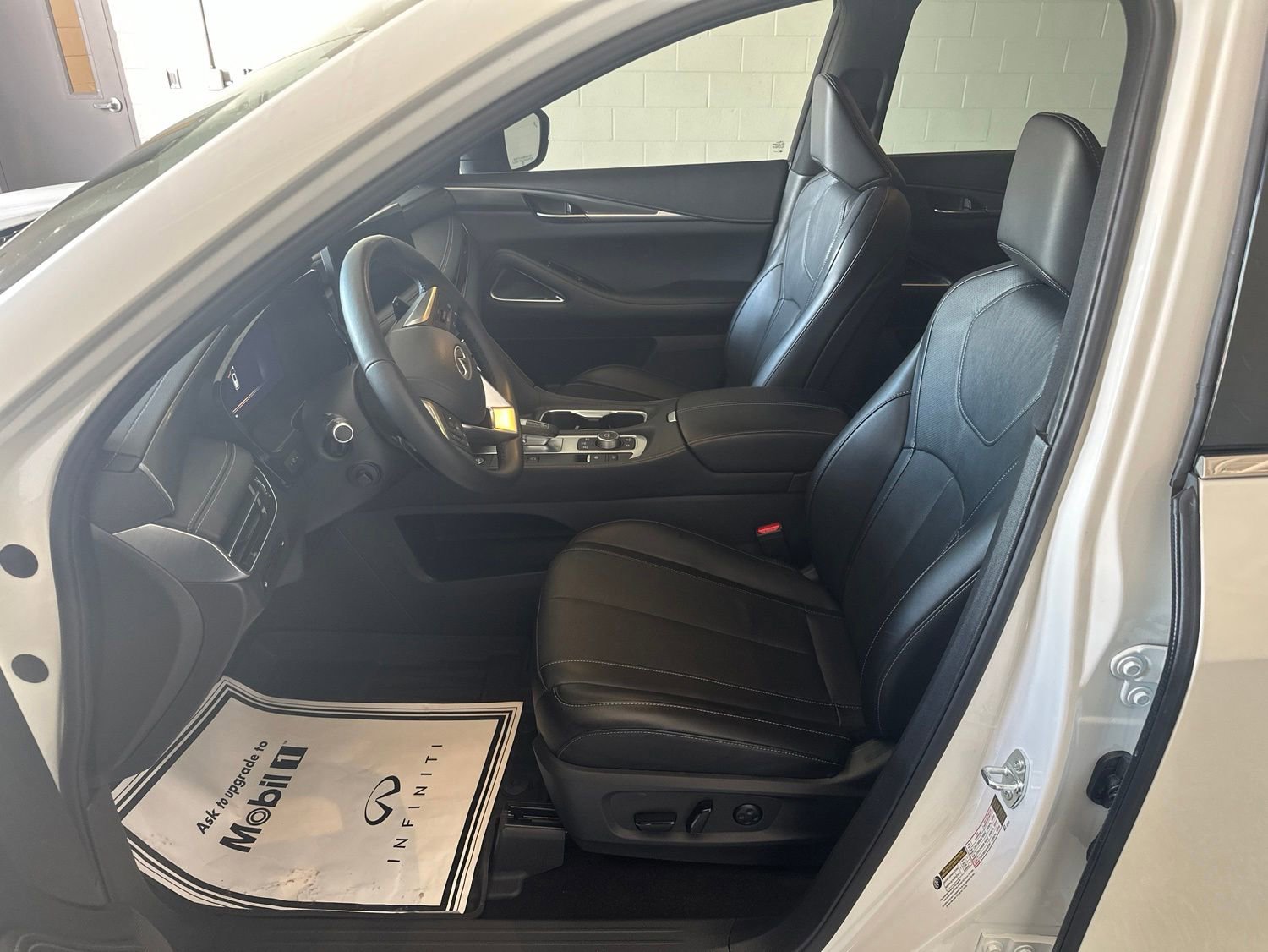 Certified 2025 INFINITI QX60 Luxe w/ Black Edition FWD image 8