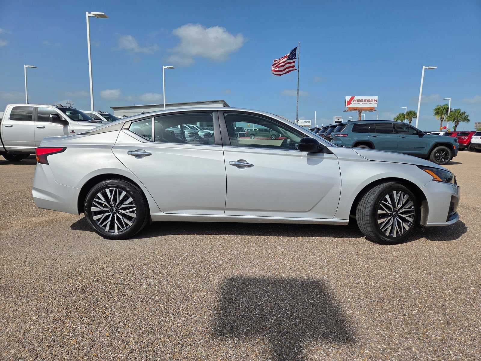 Used 2024 Nissan Altima 2.5 SV FWD image 9