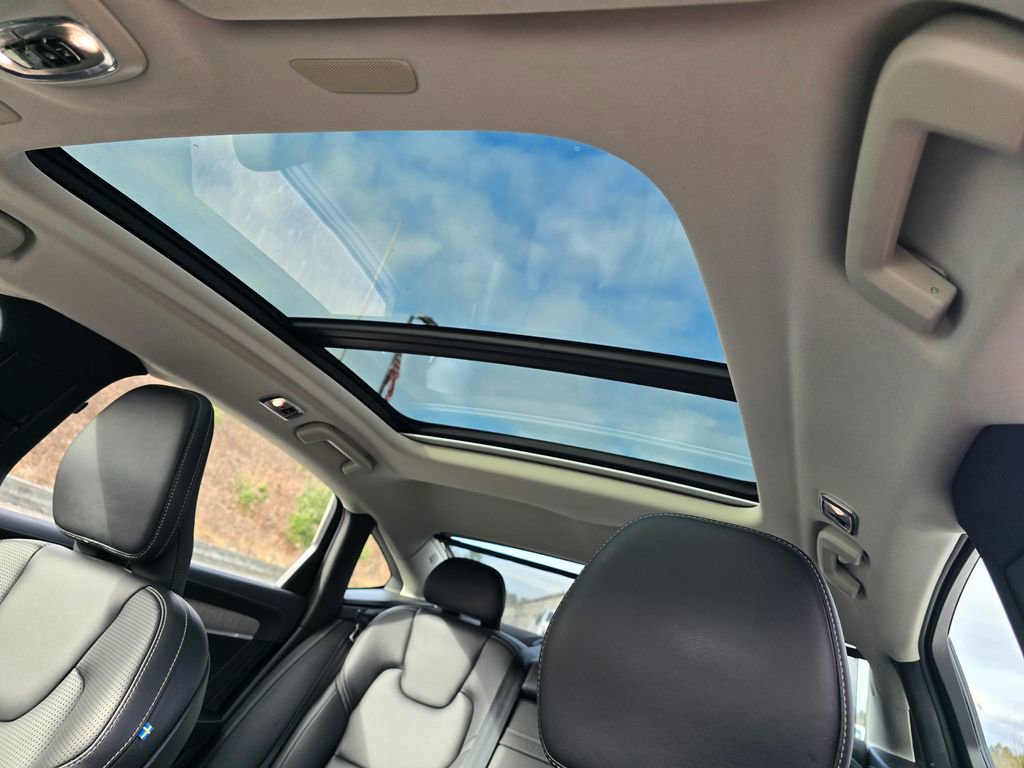 Used 2021 Volvo S90 T6 Inscription image 11