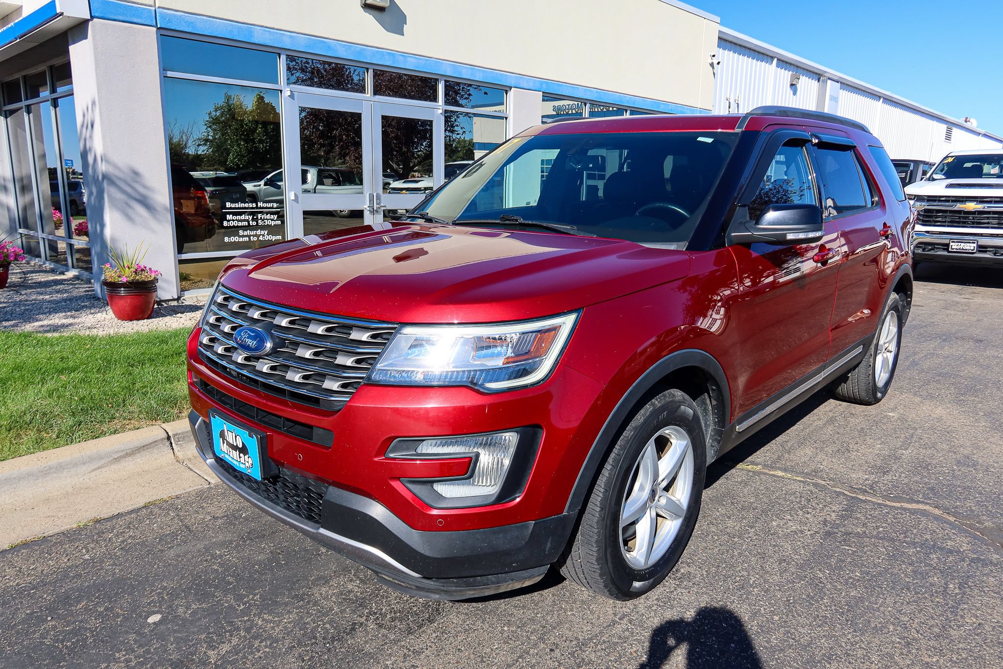 Used 2017 Ford Explorer XLT w/ Equipment Group 202A AWD/4WD image 3