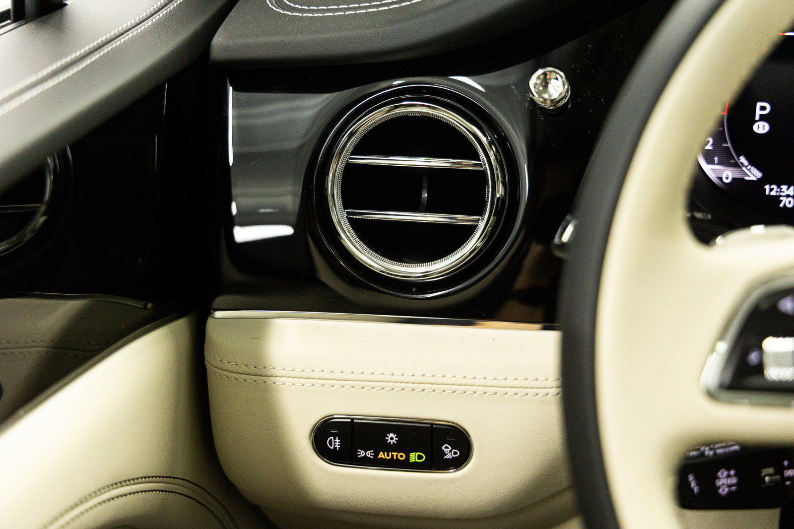 New 2026 Bentley Bentayga AWD/4WD image 41