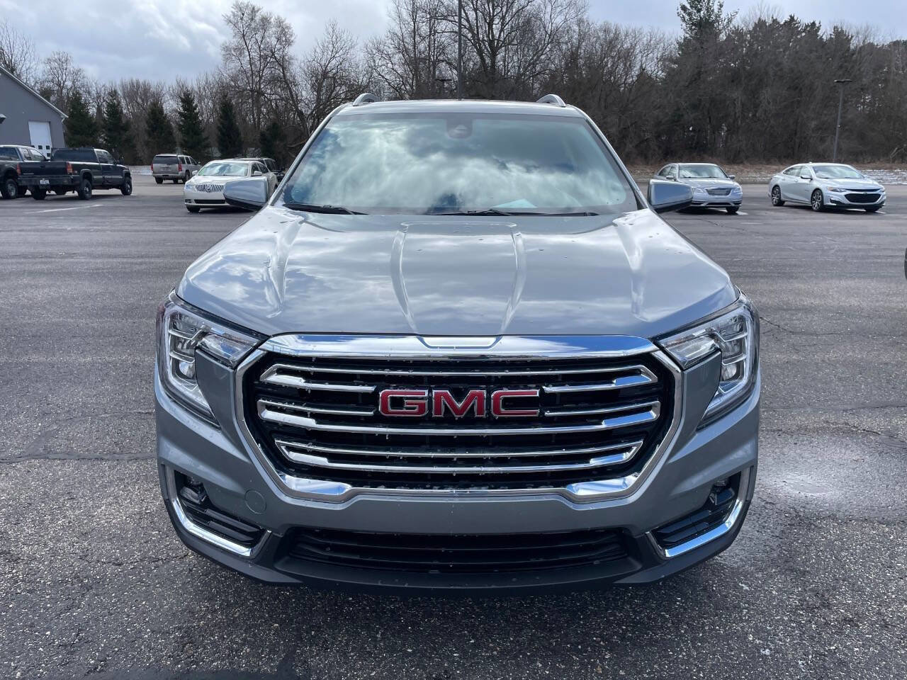 Used 2024 GMC Terrain SLT image 3