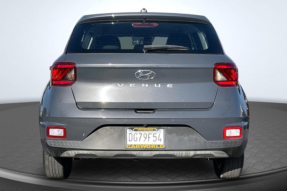 Used 2024 Hyundai Venue SE FWD image 4