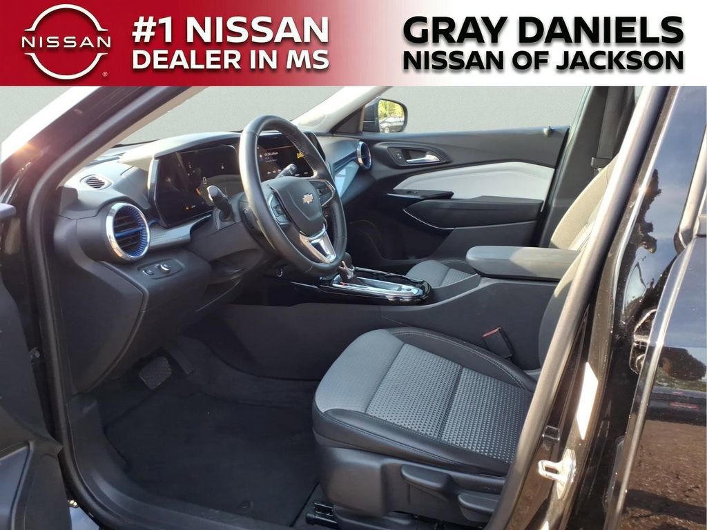 Used 2025 Chevrolet Trax LT w/ LT Convenience Package FWD image 24
