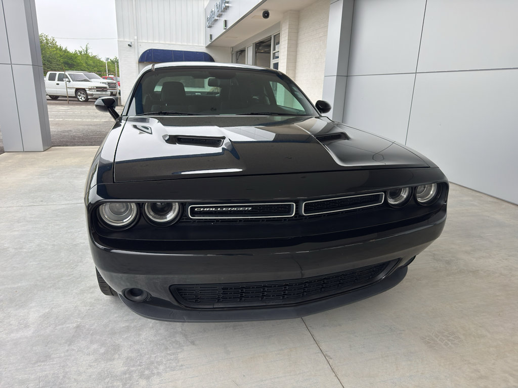Used 2016 Dodge Challenger SXT RWD image 2
