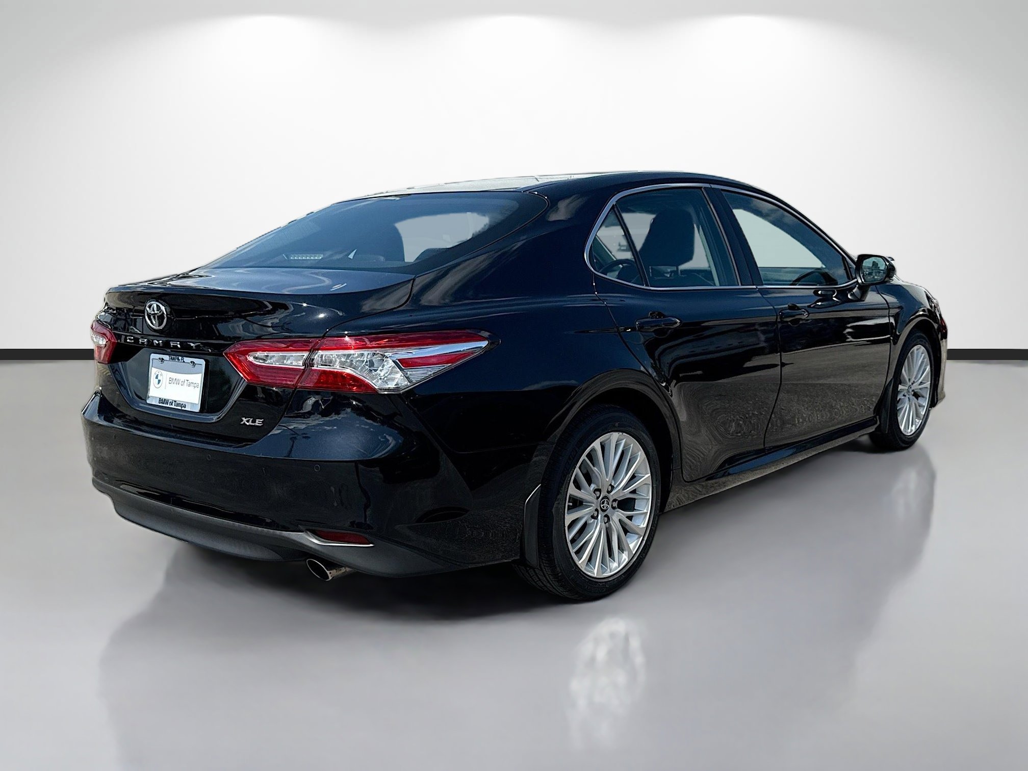 Used 2018 Toyota Camry XLE FWD image 3