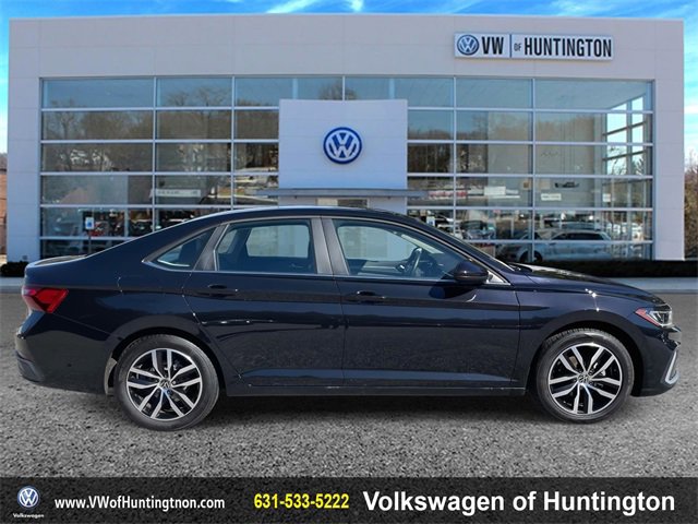 Certified 2025 Volkswagen Jetta SE w/ Sunroof Package image 6