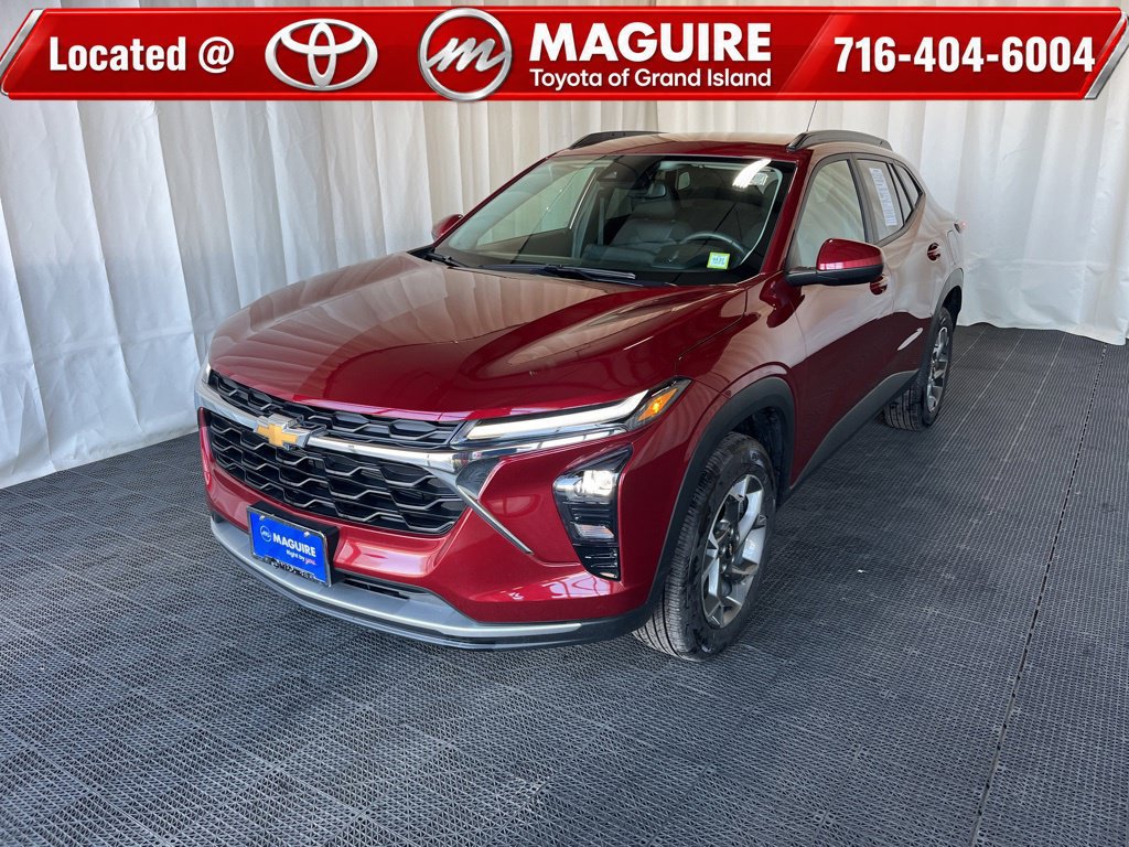 Used 2025 Chevrolet Trax LT w/ Driver Confidence Package FWD image 1