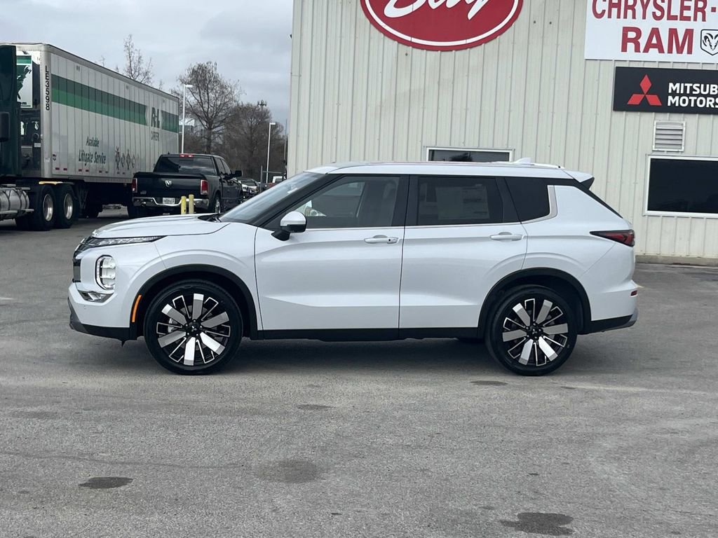 New 2026 Mitsubishi Outlander SE image 2