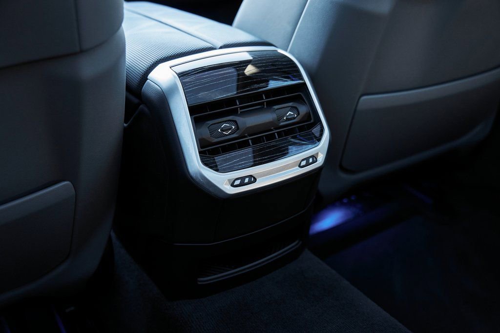 Used 2025 BMW 760i xDrive w/ Executive Package image 51