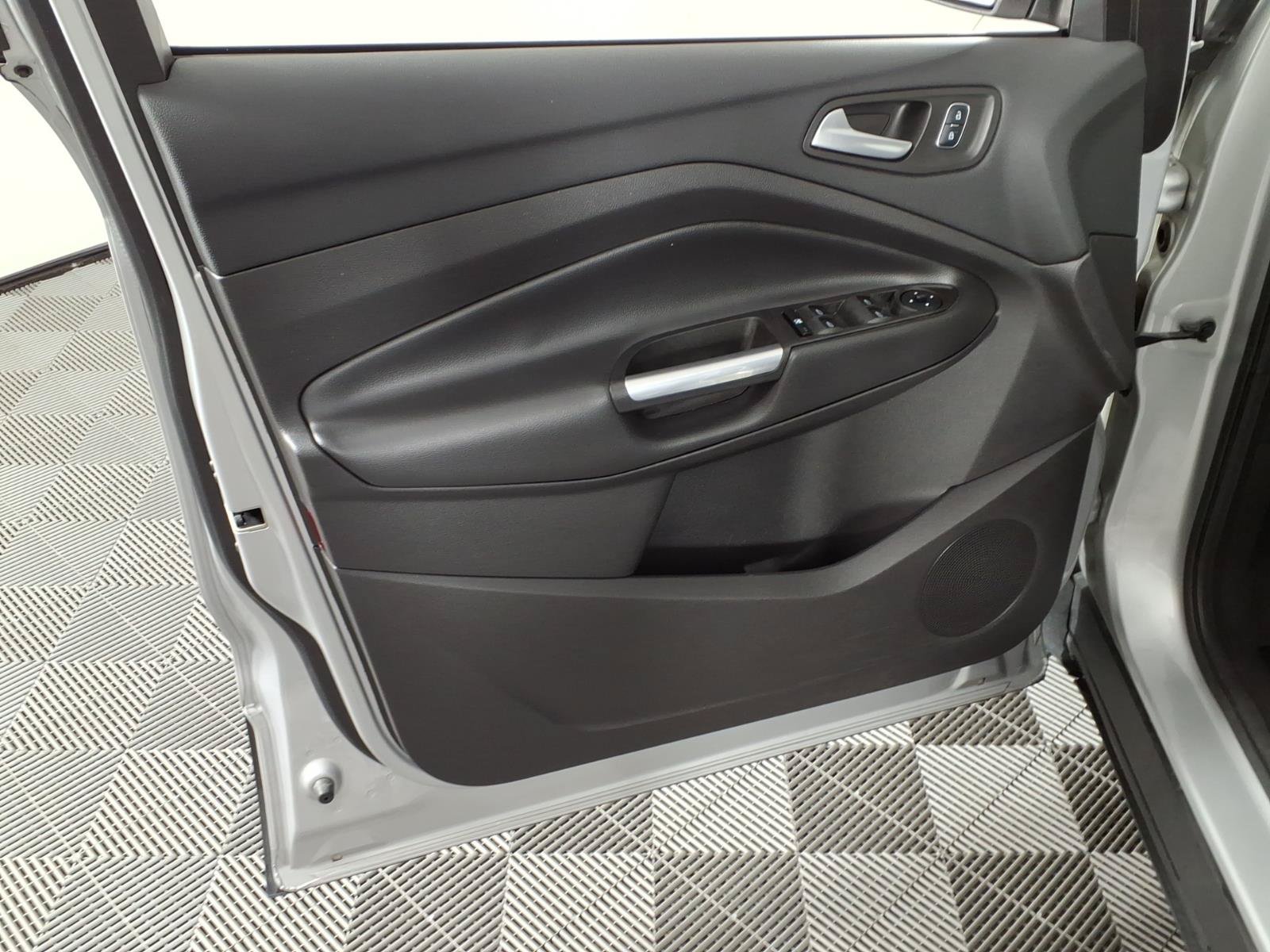 Used 2017 Ford Escape SE FWD image 18