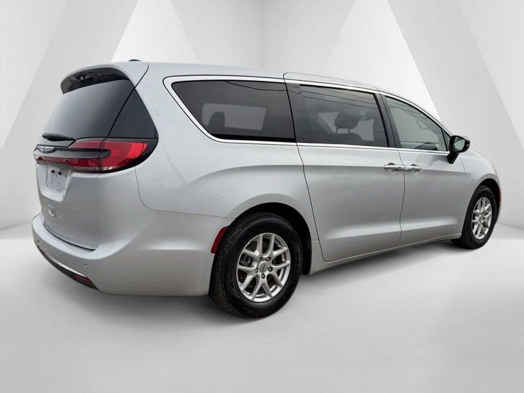 Used 2024 Chrysler Pacifica Touring-L FWD image 7