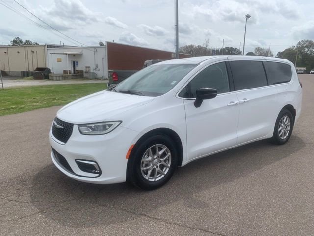 Used 2025 Chrysler Pacifica Select FWD image 3