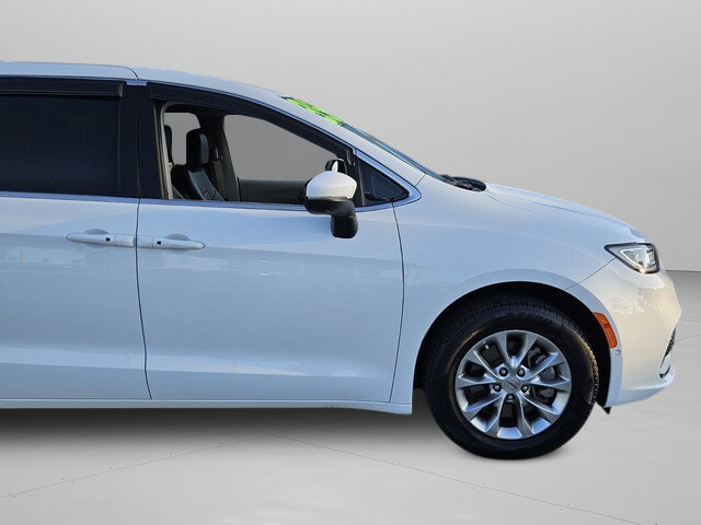 Used 2023 Chrysler Pacifica Touring-L image 31
