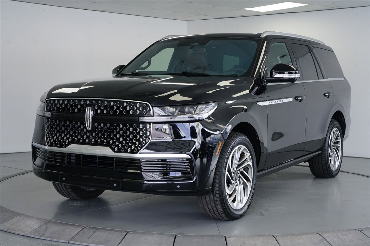 Used 2025 Lincoln Navigator Reserve image 4