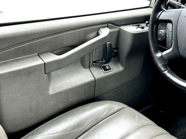 Used 2022 GMC Savana 3500 Extended w/ Driver Convenience Package image 26