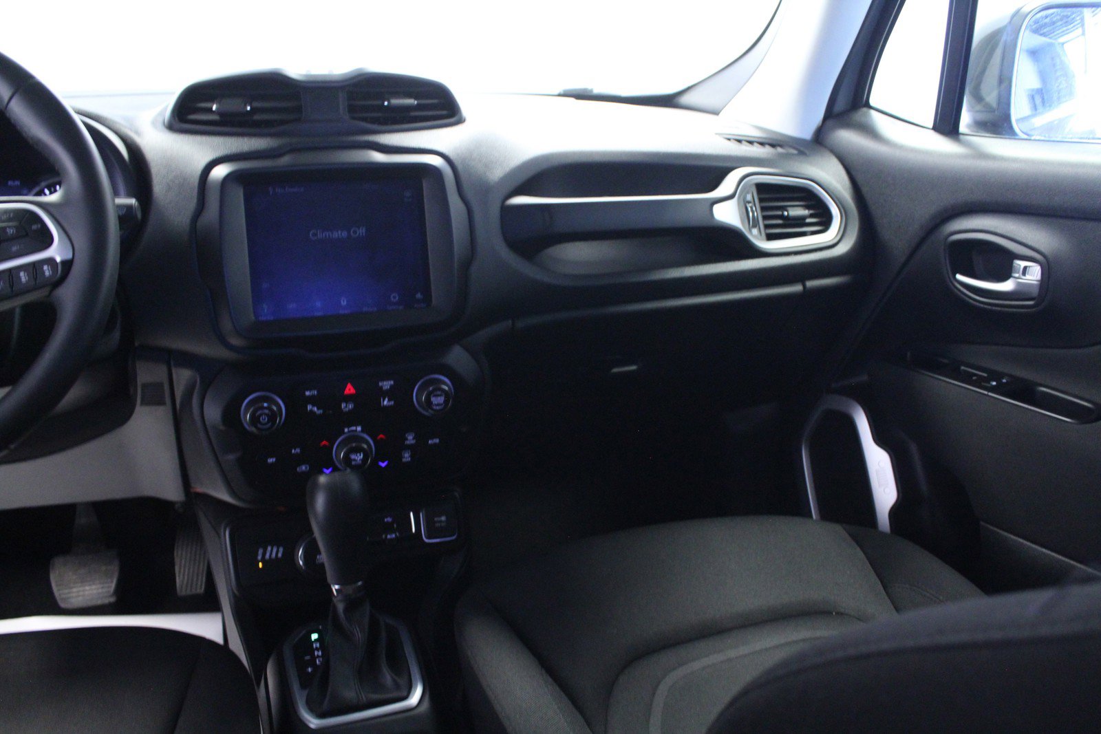 Used 2021 Jeep Renegade Latitude w/ Luxury Group I image 19
