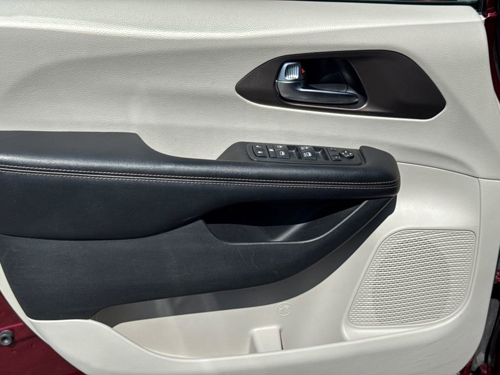 Used 2019 Chrysler Pacifica Touring-L image 10