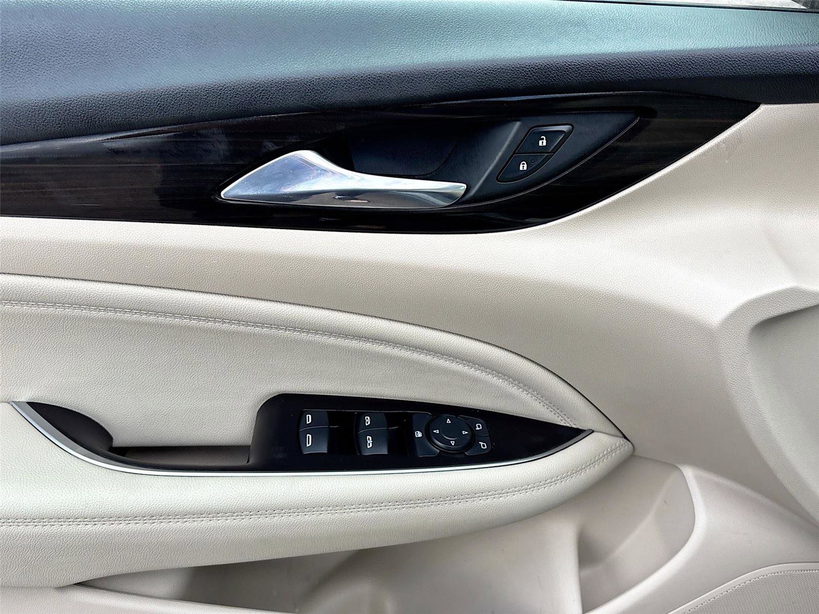 Used 2019 Buick Regal Essence w/ Driver Confidence Package I image 18