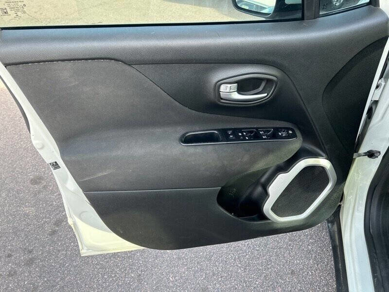 Used 2020 Jeep Renegade Latitude image 16