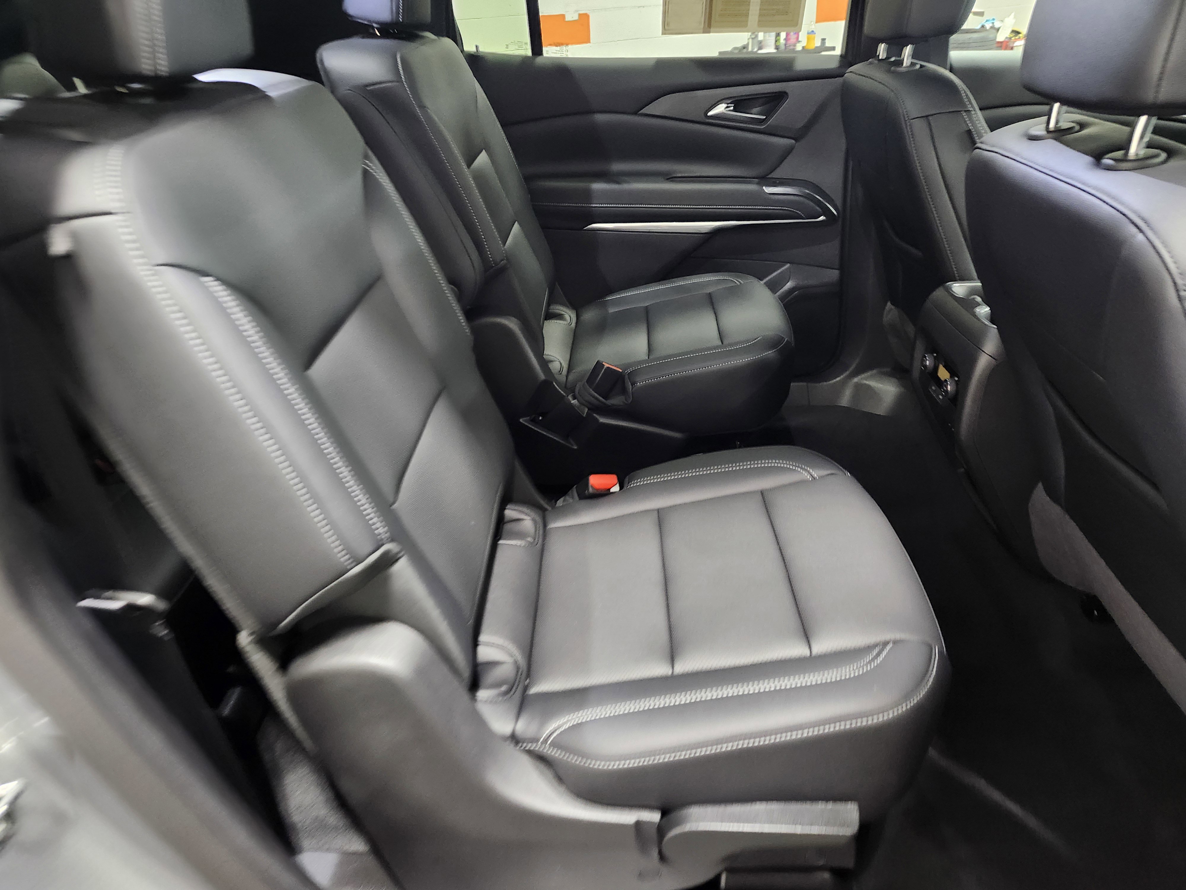 Used 2025 Chevrolet Traverse LT w/ Driver Confidence Package image 12