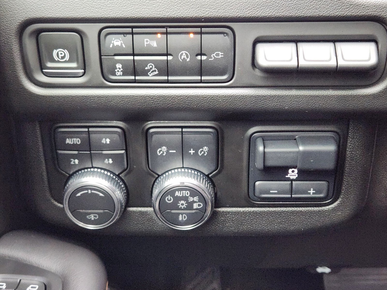 Used 2021 GMC Yukon AT4 w/ AT4 Premium Plus Package AWD/4WD image 21