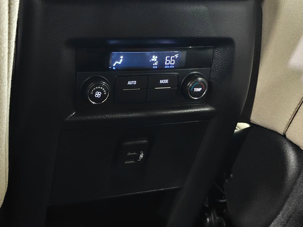 Used 2022 Chevrolet Traverse LT image 28