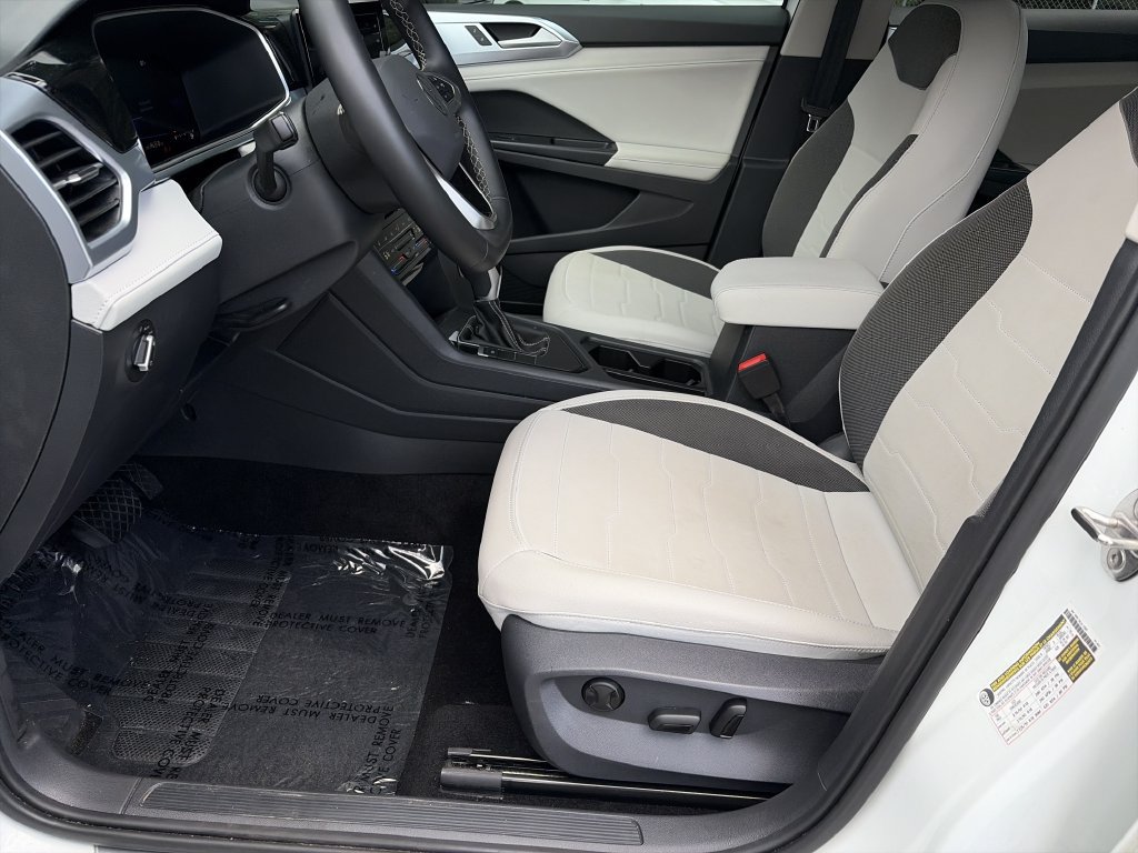 Certified 2025 Volkswagen Taos SE FWD image 16