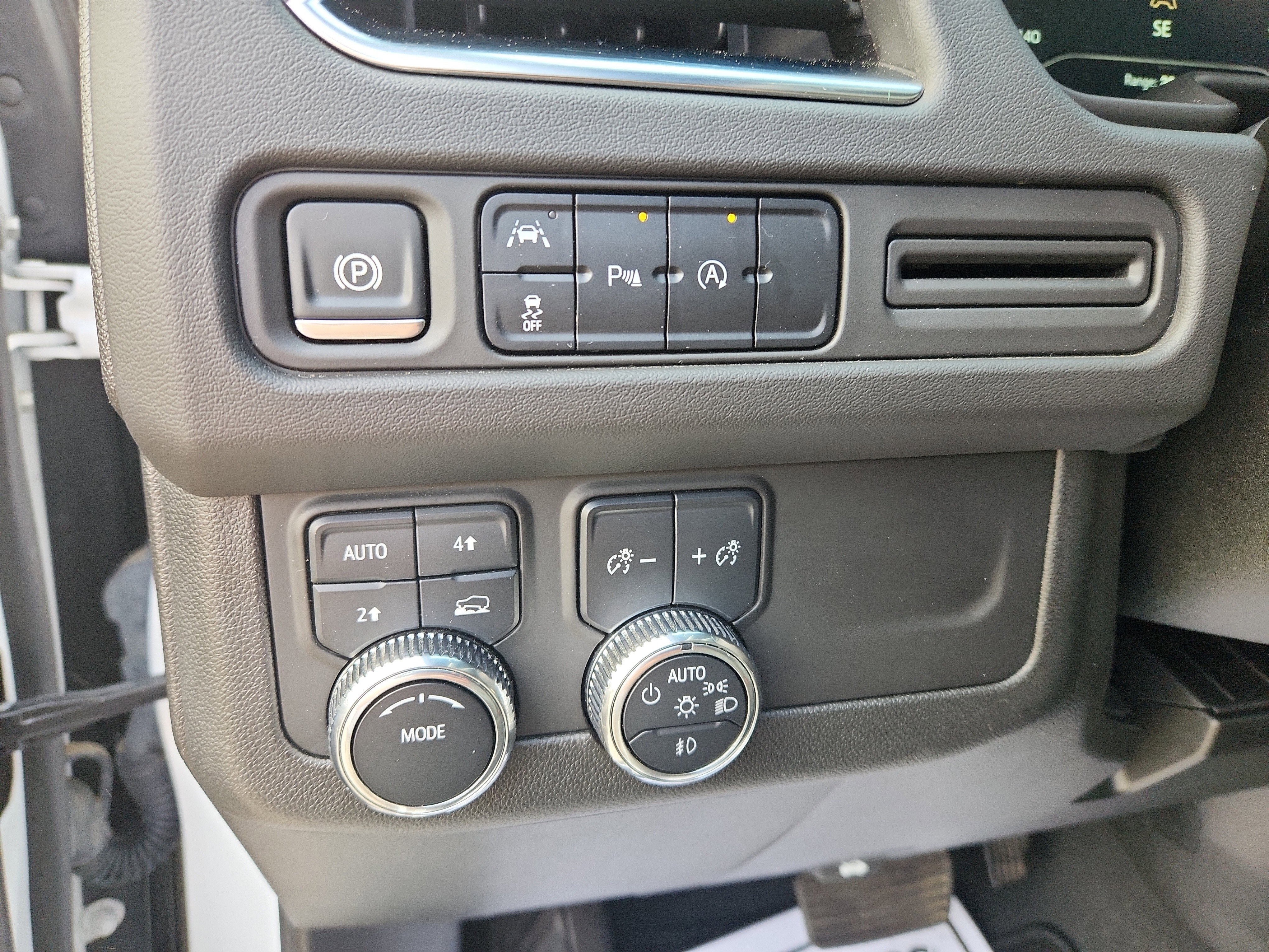 Used 2024 GMC Yukon SLT image 17