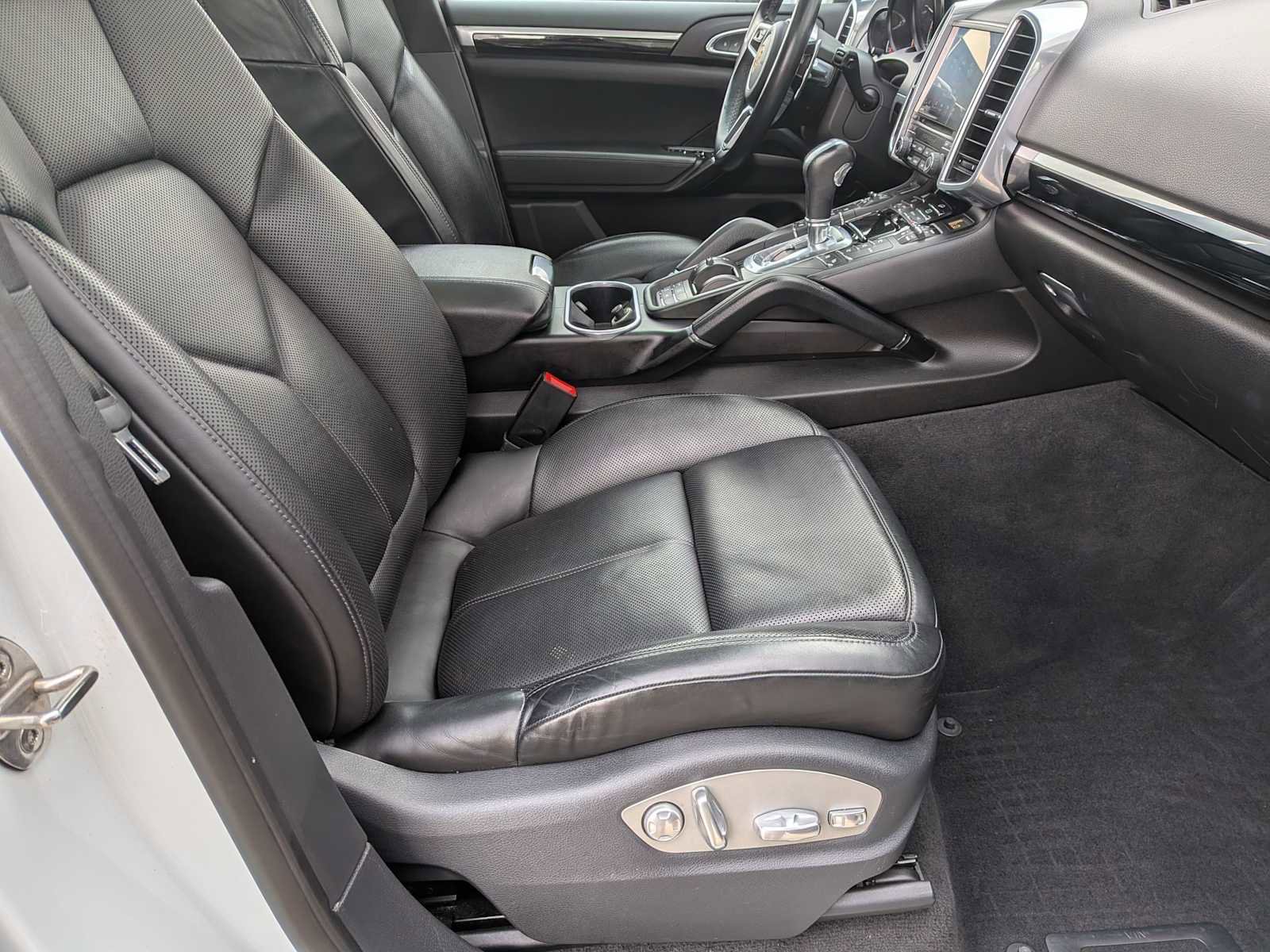 Used 2017 Porsche Cayenne Platinum Edition image 21