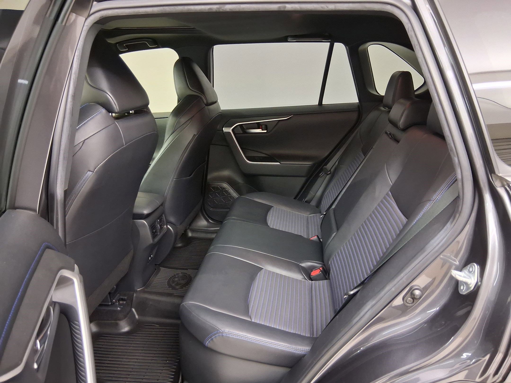 Used 2020 Toyota RAV4 XSE w/ XSE Grade Weather Package AWD/4WD image 14