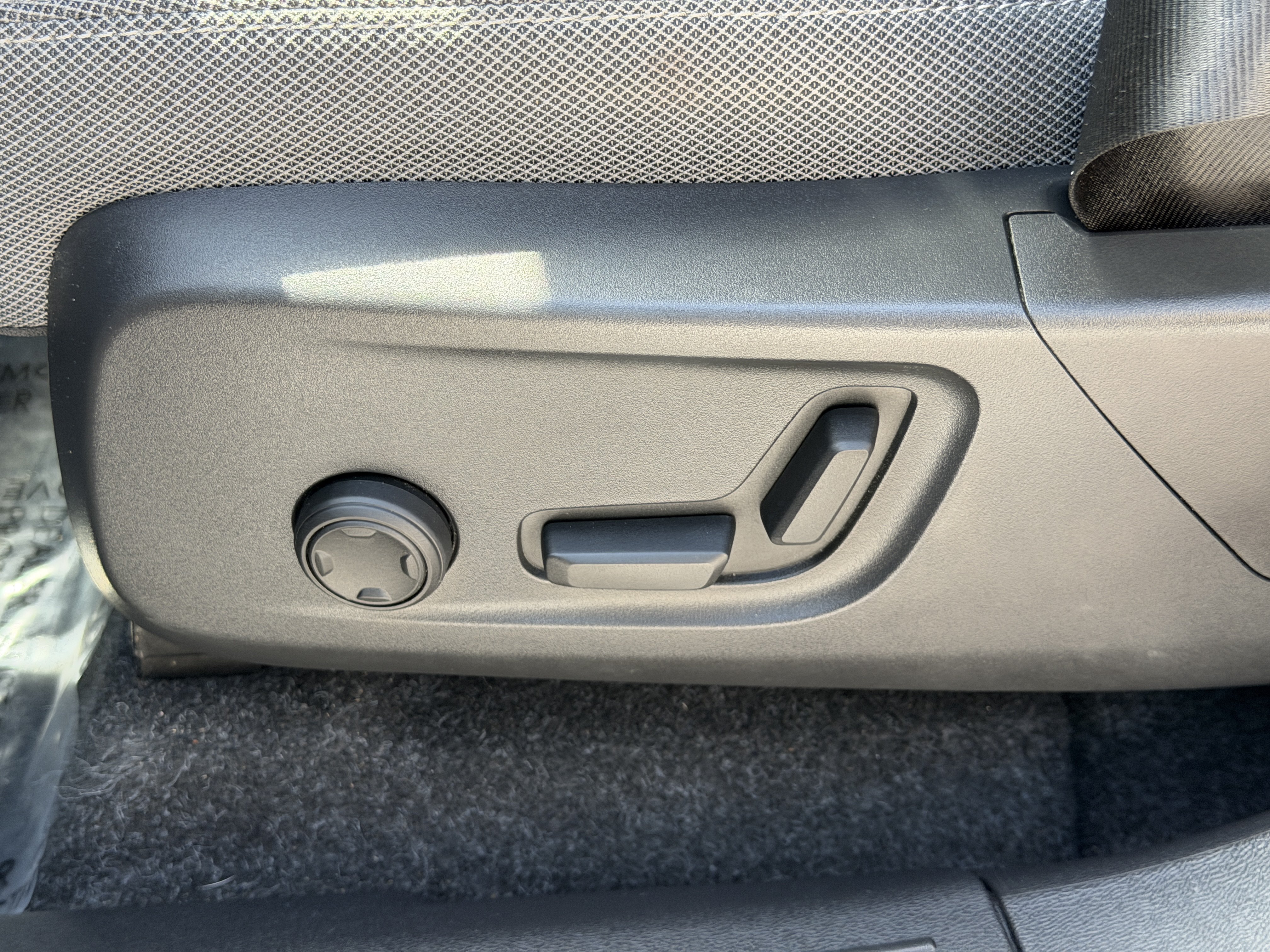 Certified 2023 Volvo C40 Recharge Core AWD/4WD image 17