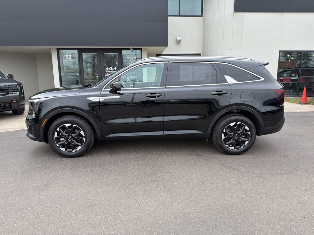 Used 2025 Kia Sorento S image 2