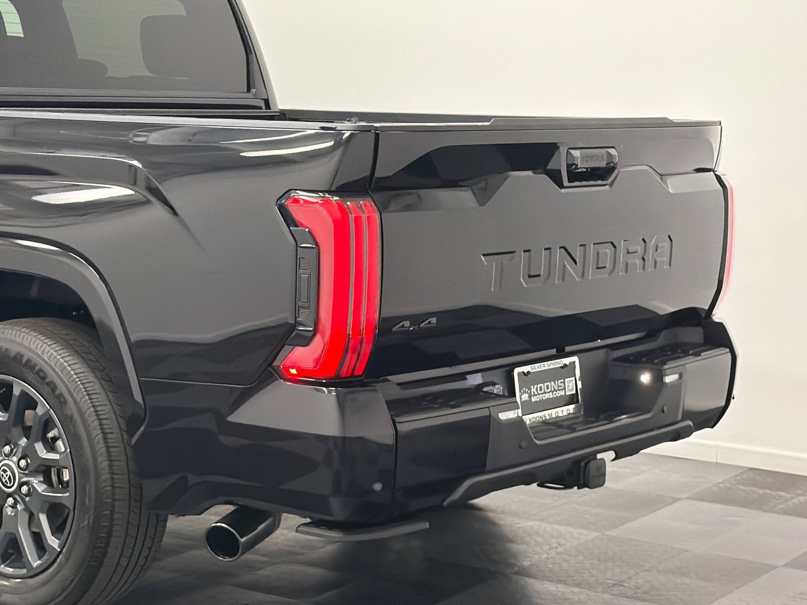 Used 2023 Toyota Tundra Platinum w/ Advanced Package AWD/4WD image 8