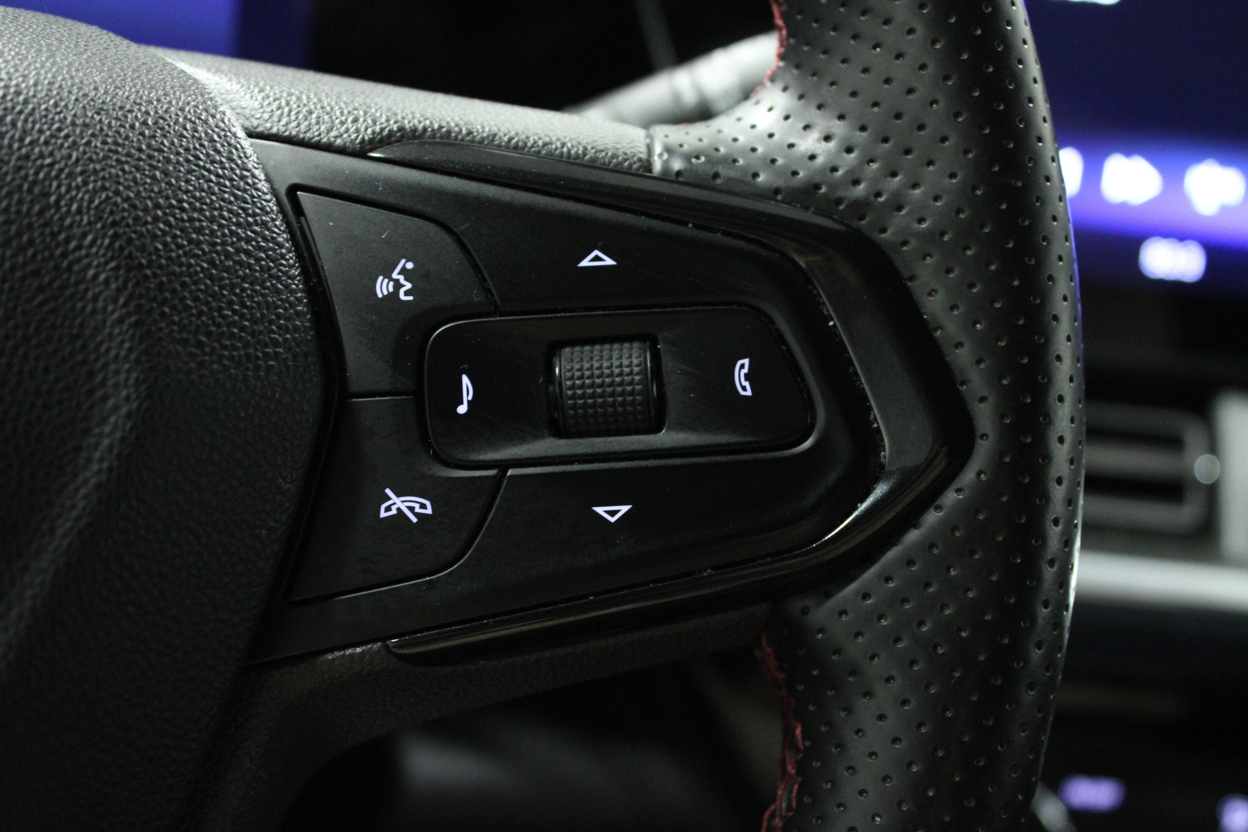 Used 2025 Chevrolet Trax RS w/ Driver Confidence Package FWD image 21