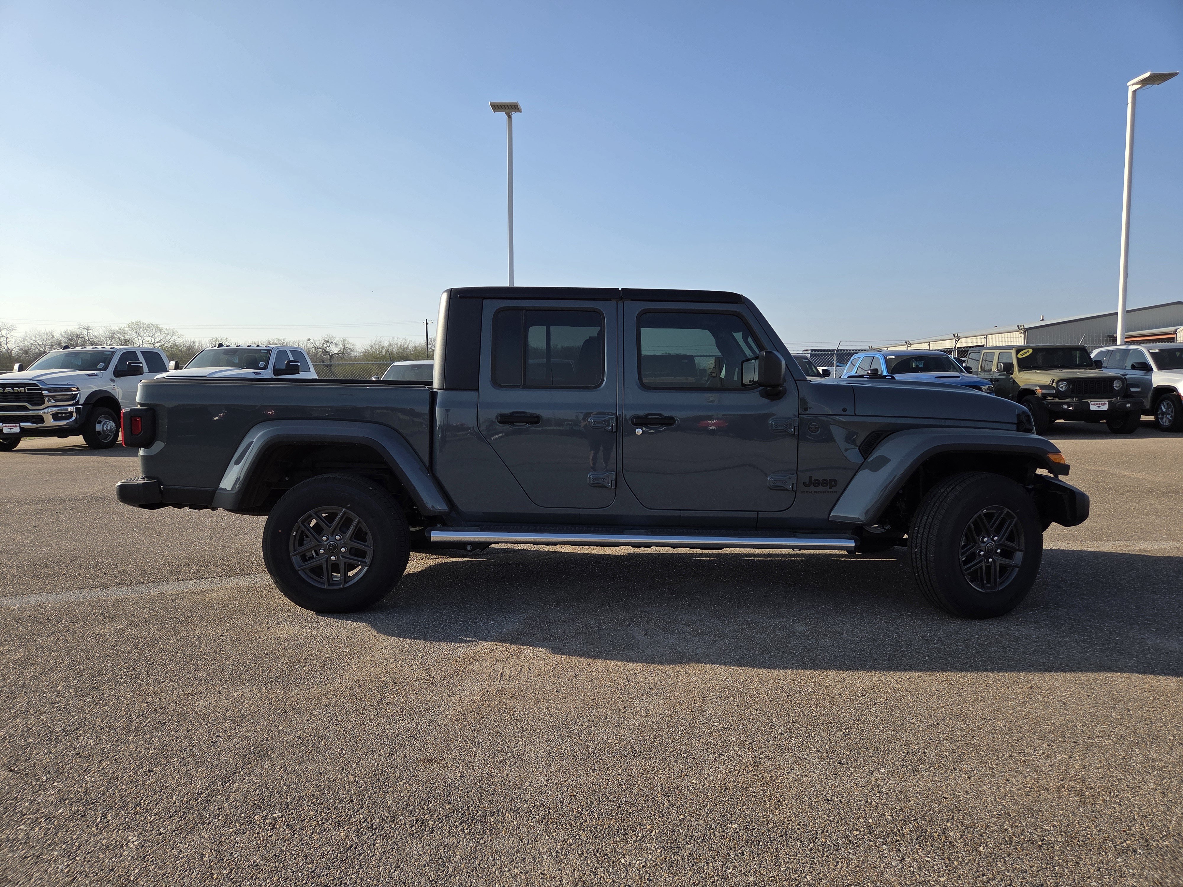Used 2025 Jeep Gladiator Sport AWD/4WD image 8