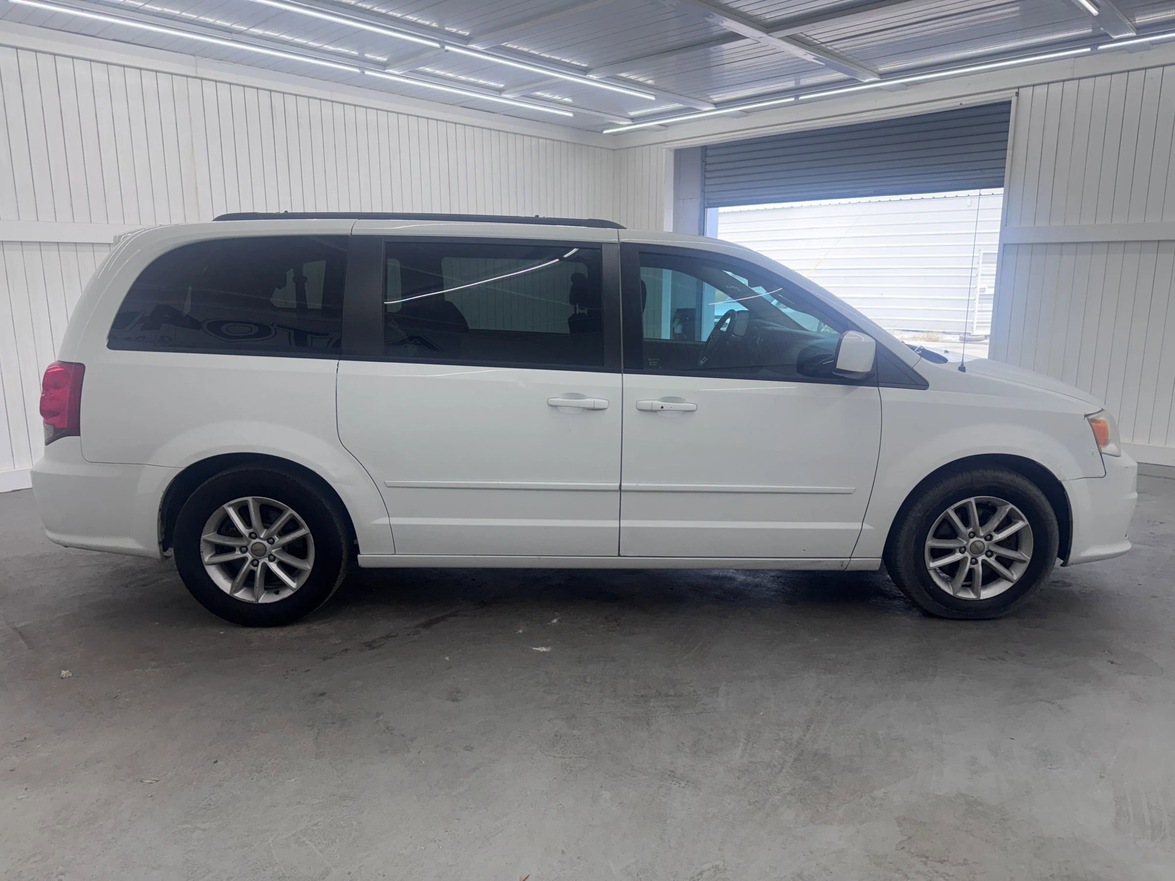Used 2013 Dodge Grand Caravan SXT w/ UConnect Hands-Free Group image 4