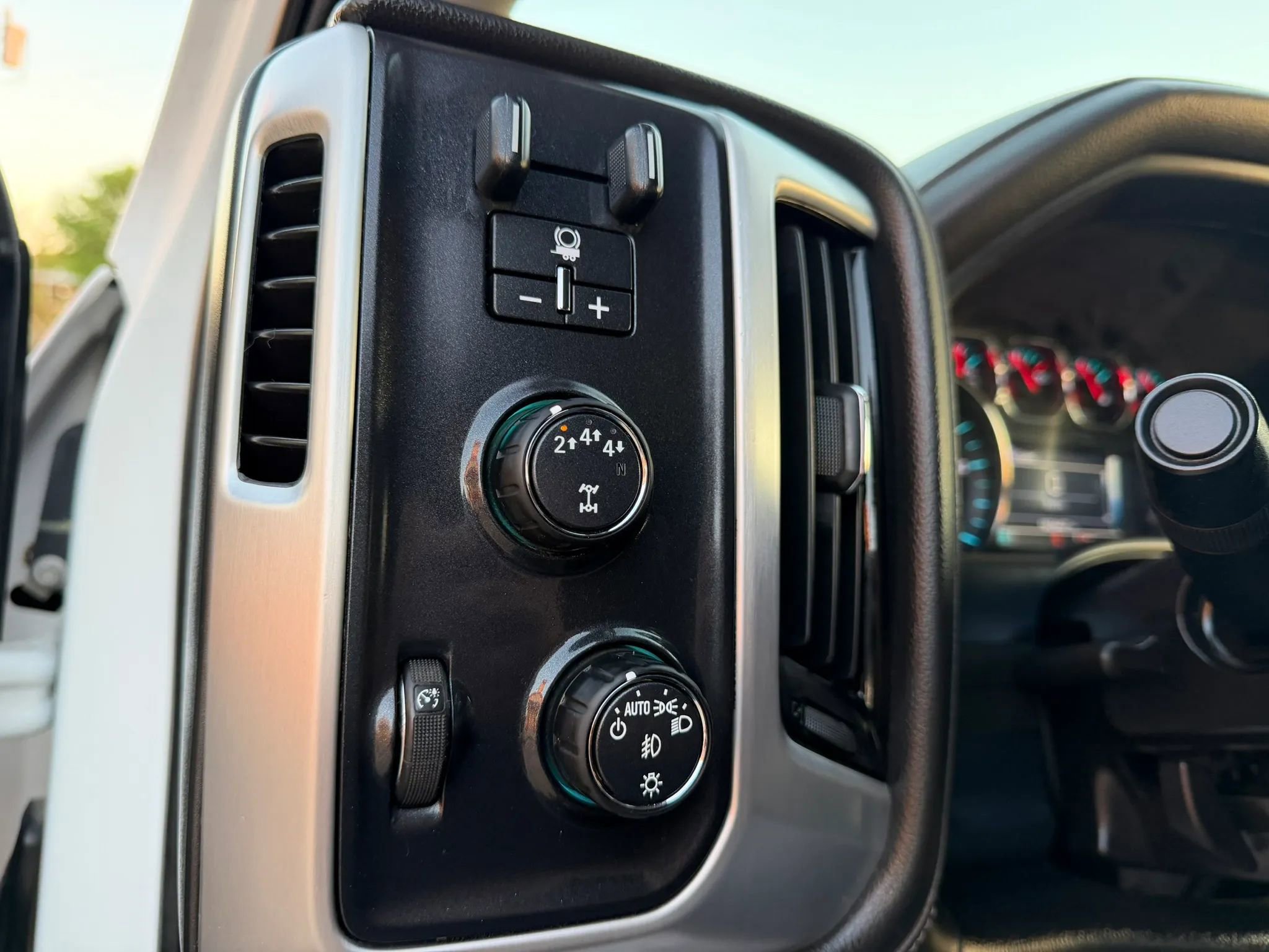 Used 2019 GMC Sierra 2500 SLT w/ Duramax Plus Package AWD/4WD image 15
