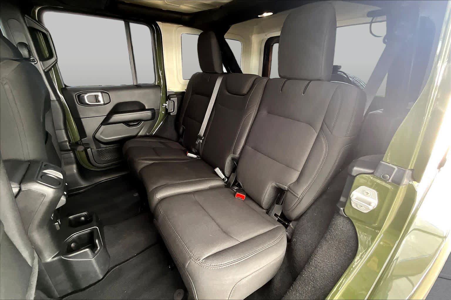 Used 2022 Jeep Wrangler Unlimited Sahara AWD/4WD image 19