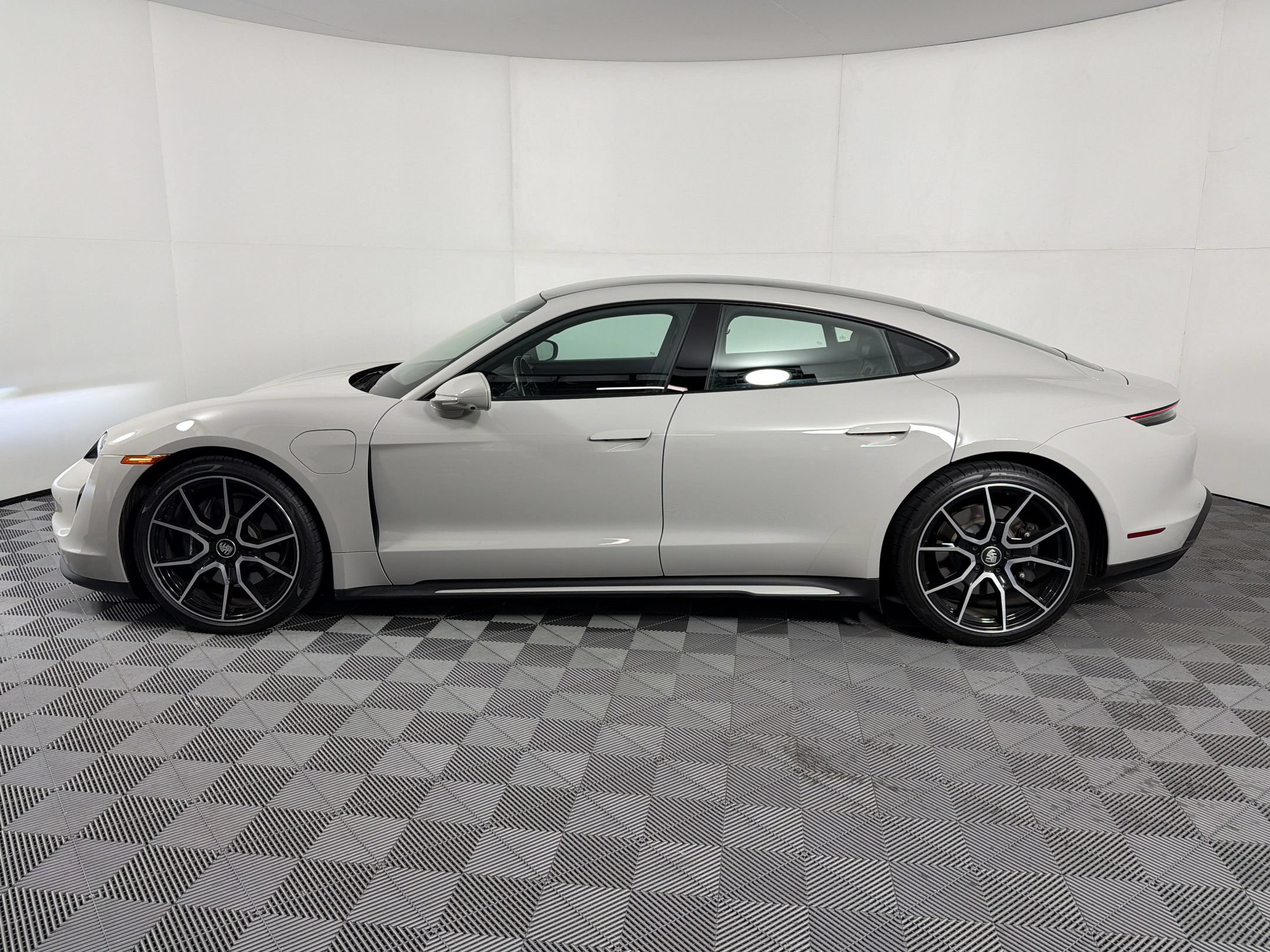 Certified 2023 Porsche Taycan w/ Premium Package RWD image 2