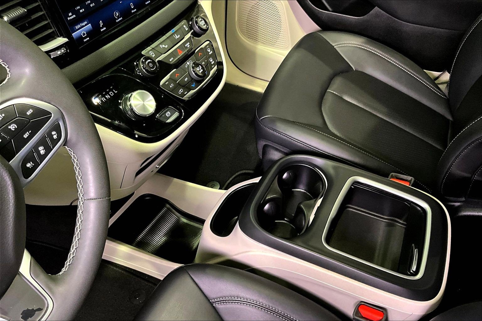 Used 2024 Chrysler Pacifica Touring-L image 18