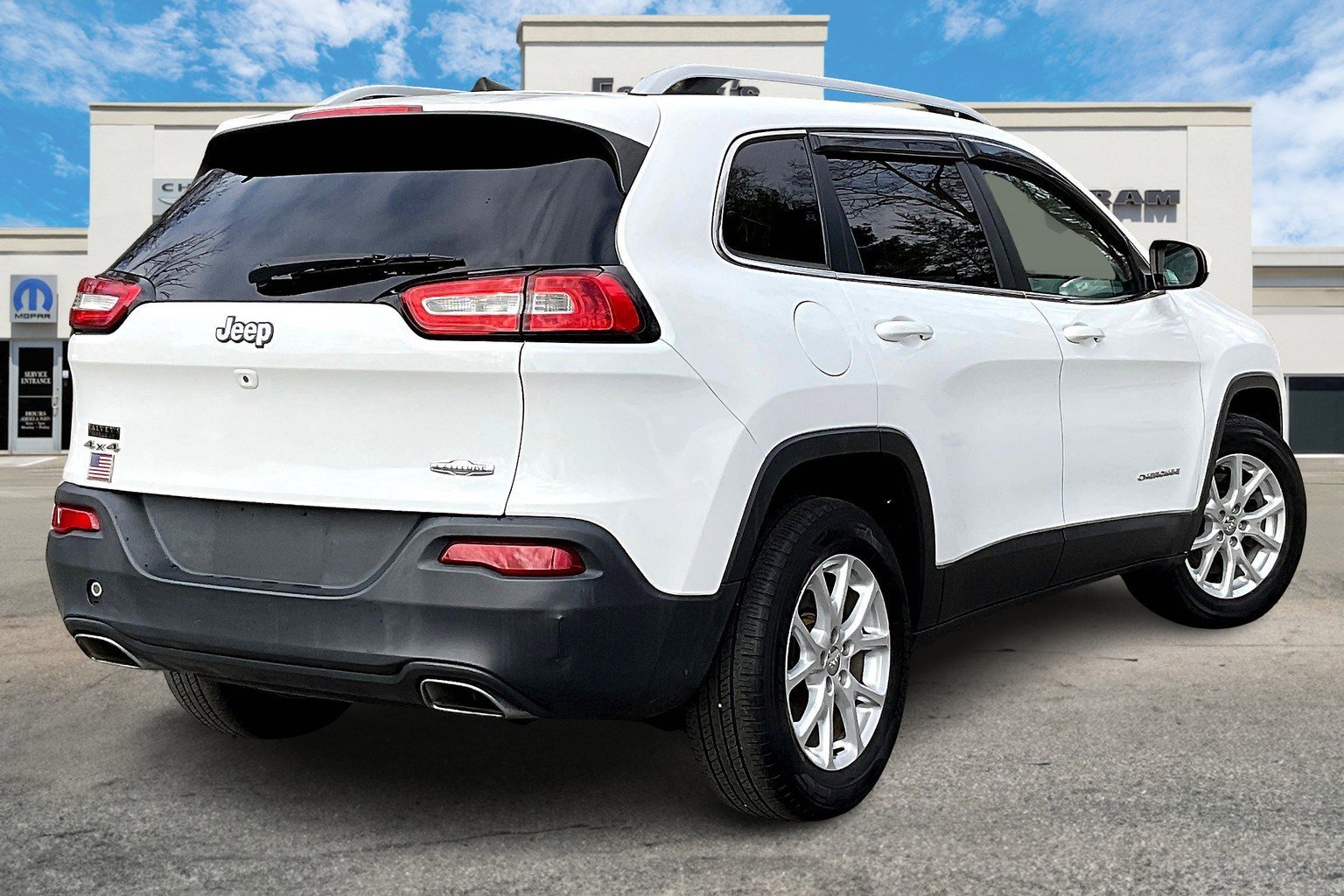 Used 2016 Jeep Cherokee Latitude w/ Cold Weather Group image 2