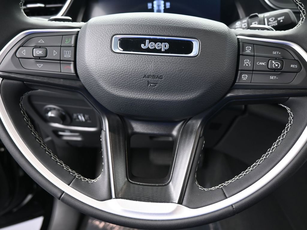 Used 2025 Jeep Grand Cherokee Laredo image 31