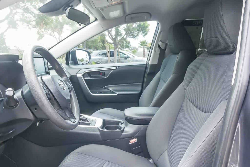 Used 2019 Toyota RAV4 LE FWD image 17