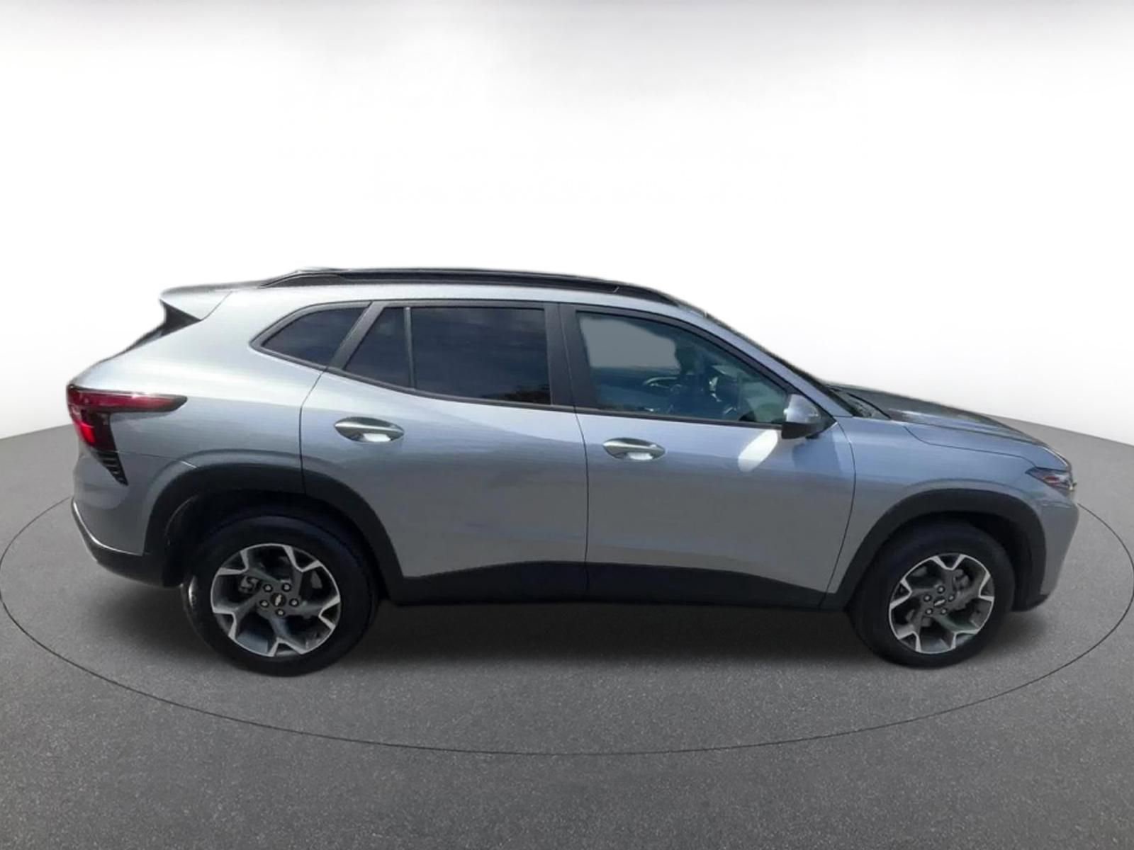 Used 2025 Chevrolet Trax LT w/ LT Convenience Package image 16