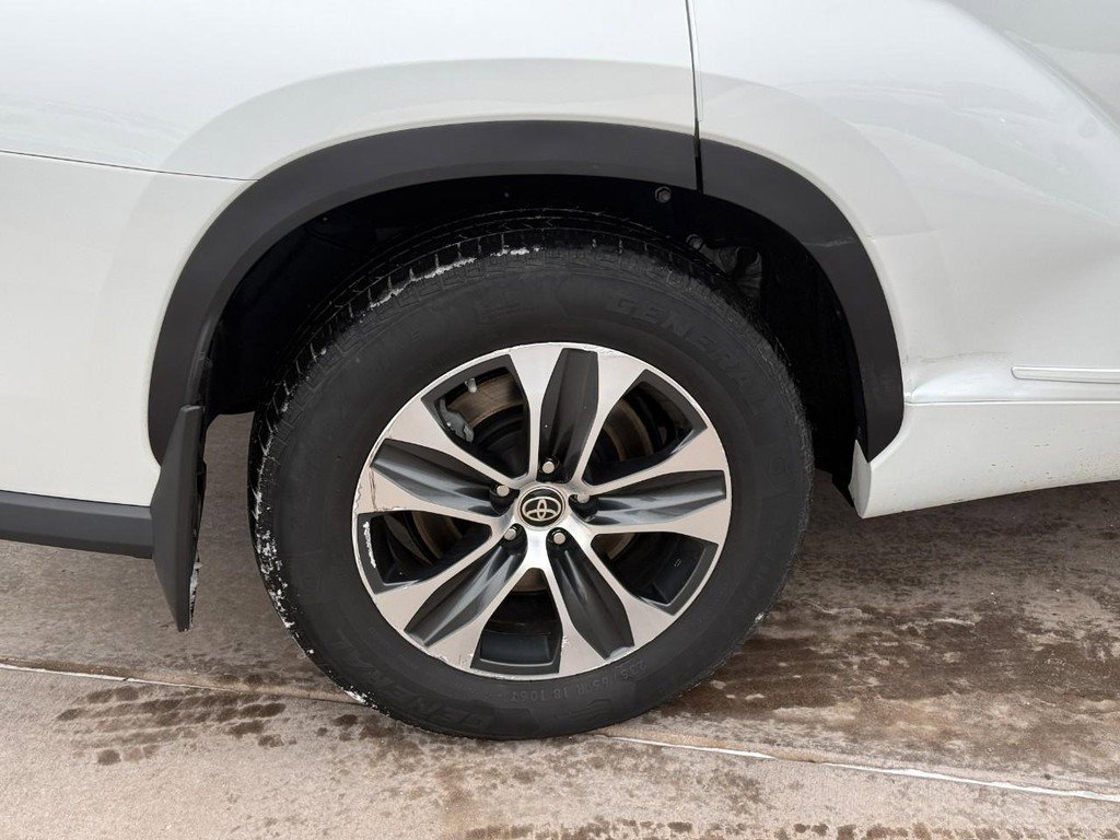 Used 2022 Toyota Highlander XLE image 6