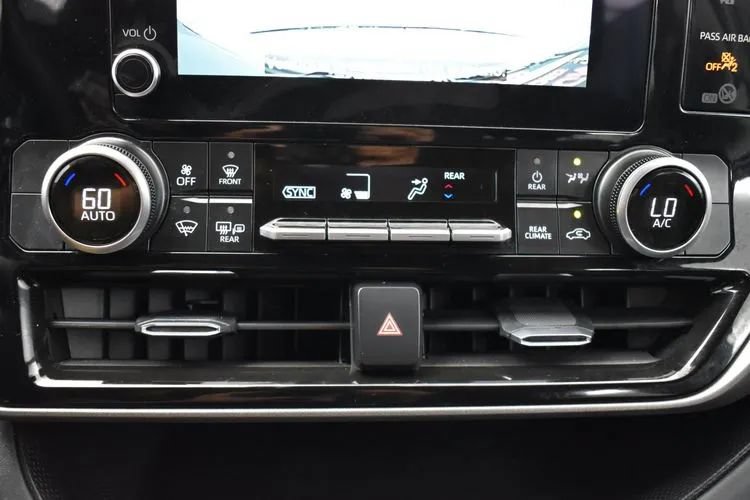 Used 2025 Toyota Highlander LE FWD image 32