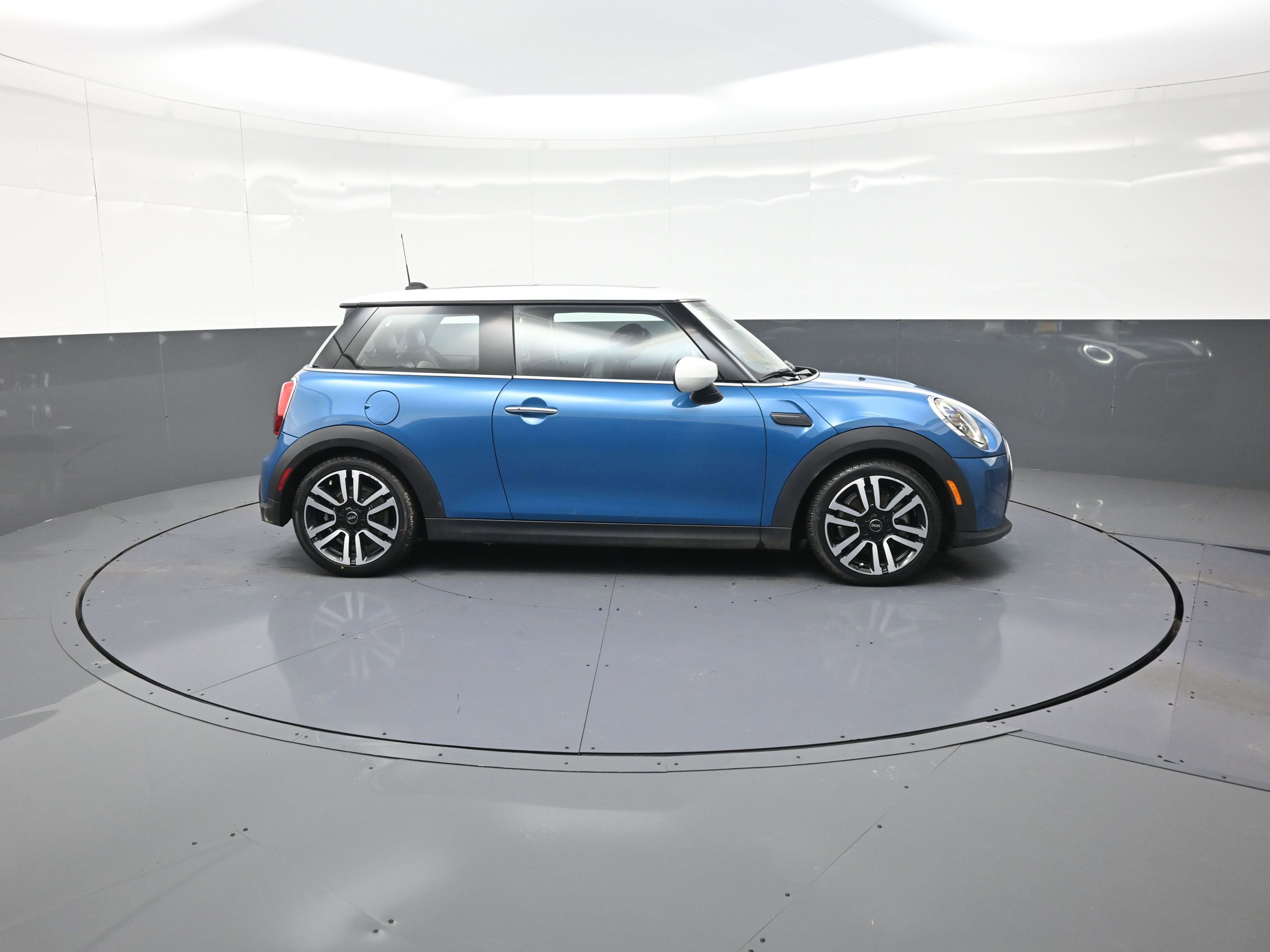 Used 2022 MINI Cooper 2-Door Hardtop image 2